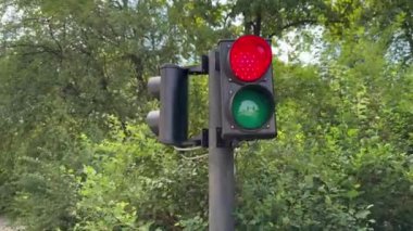Caddenin yakınında kırmızı yanan trafik ışığı. Yüksek kalite fotoğraf