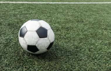 Siyah beyaz futbol ve futbol sahada. Yatay spor temalı poster, tebrik kartları, başlıklar, web sitesi ve uygulama. Yüksek kalite fotoğraf