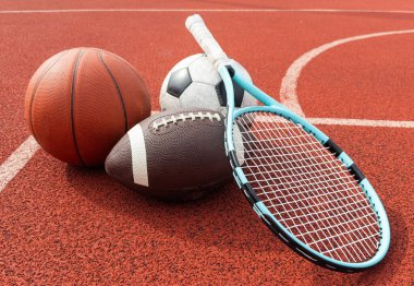 Basketbol, futbol topu, tenis topu, tenis raketi gibi çeşitli spor aletleri. Yüksek kalite fotoğraf