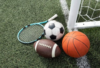 Basketbol, futbol topu, tenis topu, tenis raketi gibi çeşitli spor aletleri. Yüksek kalite fotoğraf