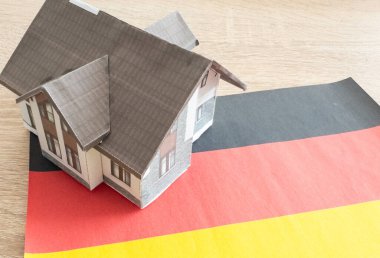 Bayraktaki küçük ev, yaşayan ya da Almanya 'ya göç eden. Yüksek kalite fotoğraf