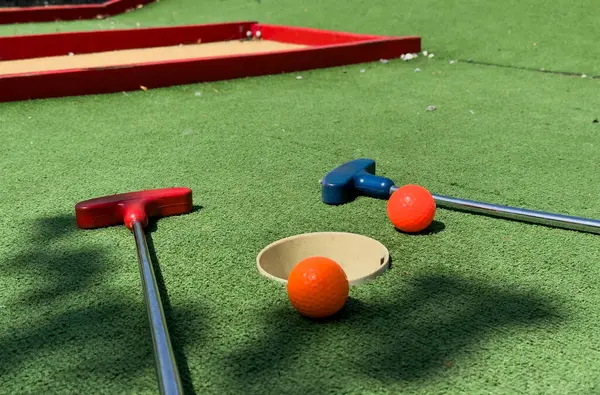 Yakından oyuncu topla mini golf oynuyor. Yüksek kalite fotoğraf