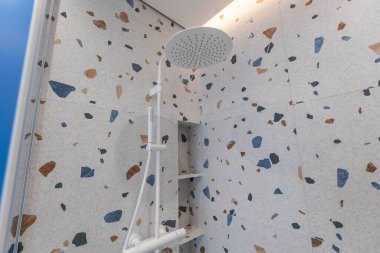 Mozaik seramikli duşlu banyo. Yüksek kalite fotoğraf