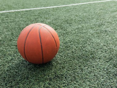 Yeşil oyun parkında duran turuncu basket topu. Yüksek kalite fotoğraf