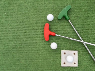 Mini golf. Golf sahasında bir sopa ve beyaz bir top. Yüksek kalite fotoğraf