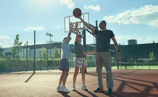 Basketbol antrenörü bir çocuğa nasıl basketbol oynanacağını gösteriyor. Koç bir çocuğu eğitiyor. Yüksek kalite fotoğraf