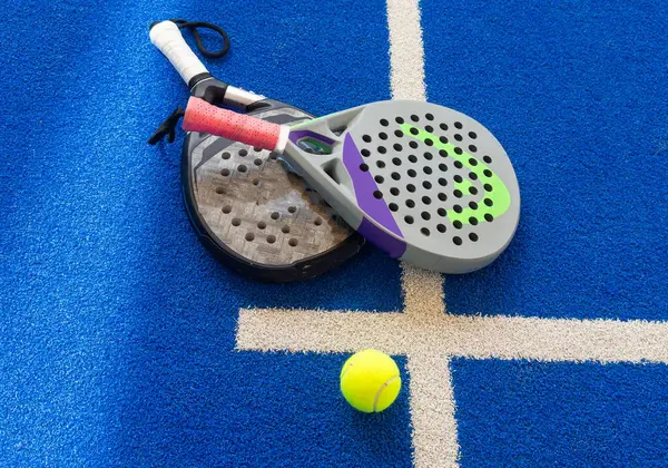 stock image Paddle tennis: Paddel racket and ball in front of an outdoor court. High quality photo