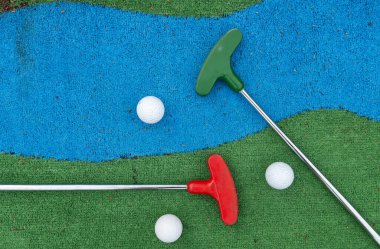Mini golf. Golf sahasında bir sopa ve beyaz bir top. Yüksek kalite fotoğraf