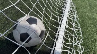 Yeşil çim tarlasıyla gol ağındaki futbol topu. Spor konsepti için. Yüksek kalite fotoğraf