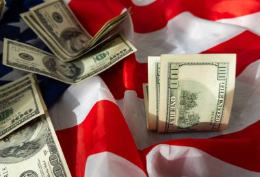 ABD ulusal bayrağı ve para birimi para banknotları kullanıyordu. İş ve finans kavramı. Yüksek kalite fotoğraf