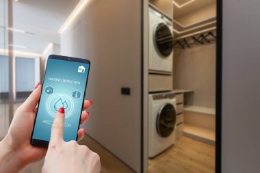 Akıllı uygulamalı cep telefonu akıllı ev otomasyonu uzaktan kumanda teknolojisi konsepti. Yüksek kalite fotoğraf