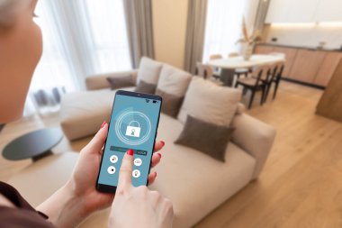 Akıllı telefon, akıllı ev ve modern oda. Yüksek kalite fotoğraf