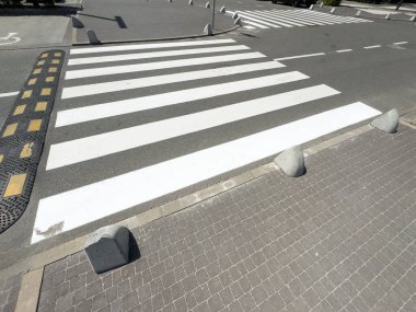 İnsanlar caddeden karşıya geçerken güvenlik için yaya geçidinde yürüyorlar. Yüksek kalite fotoğraf