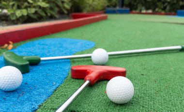 Mini golf, renkli golf sopaları, toplar. Yüksek kalite fotoğraf