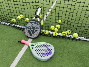 Kyiv, Ukrayna, 14 Haziran 2024 Padel tenis raketi sahası ve topları. Yüksek kalite fotoğraf