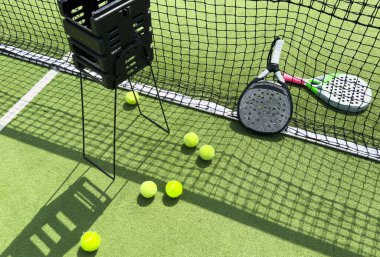 Tenis raketi, top ve ağlar çimlerin üzerinde. Yüksek kalite fotoğraf
