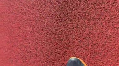 Çocuklar ve spor. Çocuk parkında basketbol oynayan genç bir kız. Yüksek kalite fotoğraf