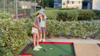 Minyatür golf sahasında küçük şirin bir kız. Yüksek kalite fotoğraf