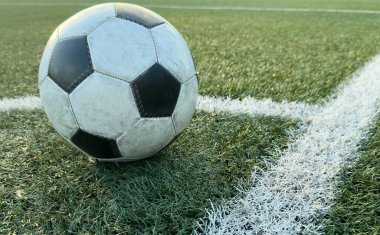 Futbol topu köşe noktasında. Yüksek kalite fotoğraf
