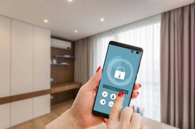 Akıllı uygulamalı cep telefonu akıllı ev otomasyonu uzaktan kumanda teknolojisi konsepti. Yüksek kalite fotoğraf