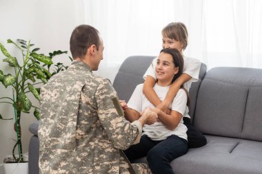 Askeriyenin babası ve iki kızı evde. Yüksek kalite fotoğraf