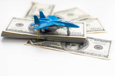 Oyuncak uçak ve para arka planda. Seyahat sigortası. Yüksek kalite fotoğraf