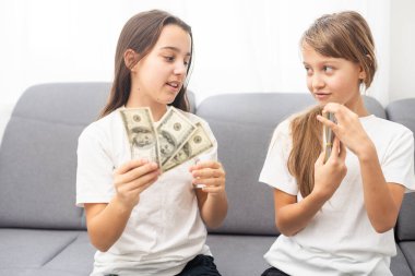 Zarftaki rüşvetin sembolü olarak iki iş çocuğunun portresi. Yüksek kalite fotoğraf