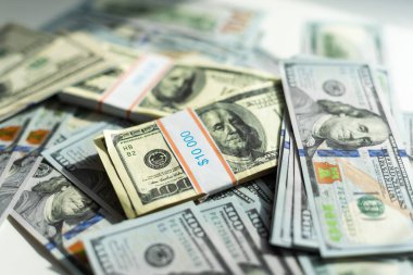 100 banknot halinde Amerikan doları. Bir sürü dolar yakın plan. Yüksek kalite fotoğraf