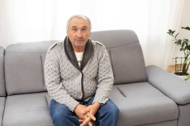 Beyaz saçlı gülümseyen son sınıf öğrencisinin portresi. Yüksek kalite fotoğraf