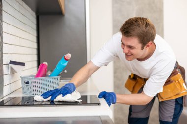 Çekici bir beyaz adam mutfakta tablo Temizleme.