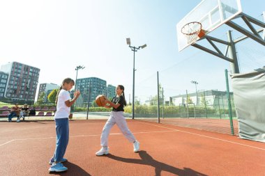 Spor anlayışı, hobiler ve sağlıklı yaşam tarzı. Gençler dışarıda oyun sahasında basketbol oynuyor. Yüksek kalite fotoğraf