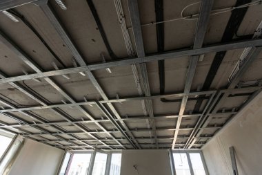 Tavanın metal iskeleti, ses yalıtımı, bir apartman dairesinin tamiri sırasında. Yüksek kalite fotoğraf