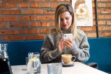 Kafede kahve içen bir kadın. Yüksek kalite fotoğraf