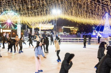 Kyiv, Ukrayna - 03.12.2023: Ukrayna Ulusal Kompleks VDNH 'nin topraklarında paten sahası. Yüksek kalite fotoğraf