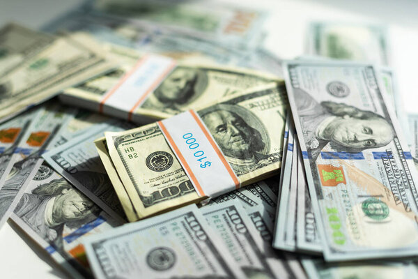Американские доллары в сотне банкнот. Много долларов крупным планом. Высокое качество фото