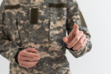 beyaz izole parmak ile işaret üniformalı askerin kırpılmış görünümü