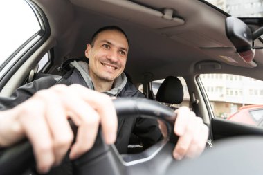 Güzel arabadaki çekici, zarif, mutlu adam. Yüksek kalite fotoğraf