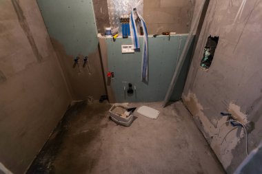 Bina tadilatı, banyoda alçıpan. Yüksek kalite fotoğraf