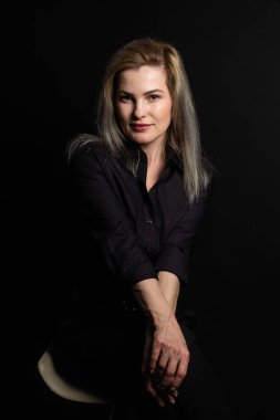 Kadın siyah bir arka plan siyah.