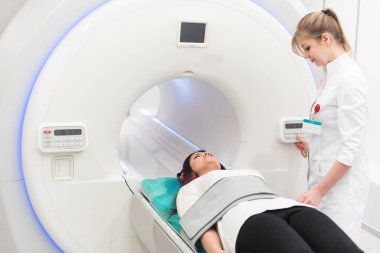Kadın hasta MRI - manyetik rezonans görüntüleme hastanede. Tıbbi malzeme ve sağlık.