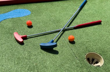 Yakından oyuncu topla mini golf oynuyor. Yüksek kalite fotoğraf