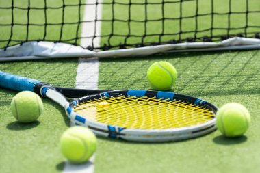 Tenis kortunun esasları ve The Vibrant Varlığı Panel Balls. Yüksek kalite fotoğraf