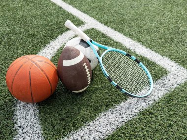 Basketbol, futbol topu, tenis topu, tenis raketi gibi çeşitli spor aletleri. Yüksek kalite fotoğraf