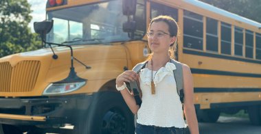 Okul otobüsünün yanındaki öğrenci. Yüksek kalite fotoğraf