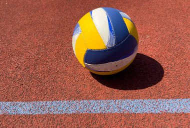 Arka planda bulanık arenalı voleybol topu. Yüksek kalite fotoğraf