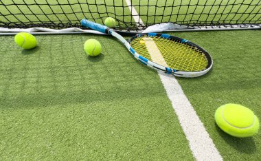 Tenis raketi ve yeni boyanmış tenis kortunda yeni bir tenis topu. Yüksek kalite fotoğraf