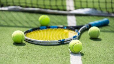 Kil tenis kortunda tenis raketi ve topların yakın görüntüsü. Yüksek kalite fotoğraf