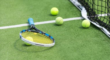 Tenis raketi ve top. Yüksek kalite fotoğraf