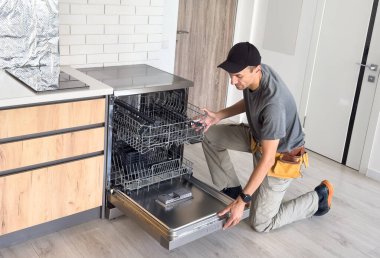 Evde bulaşıkçı var. Yüksek kalite fotoğraf