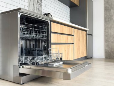 Mutfakta temiz, boş bir bulaşık makinesi var. Ev aletleri. Yüksek kalite fotoğraf